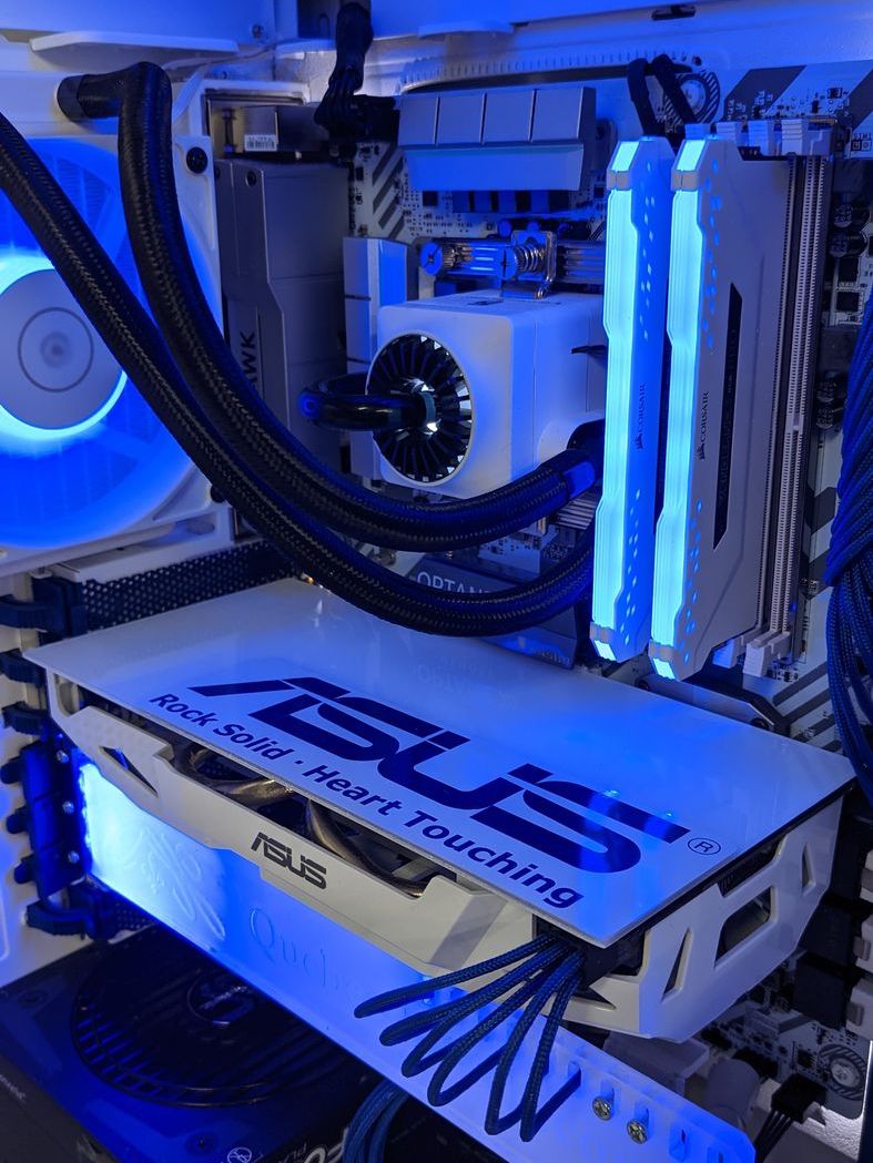 Ordinateur monté par Québec-Hitech : ASUS blanc