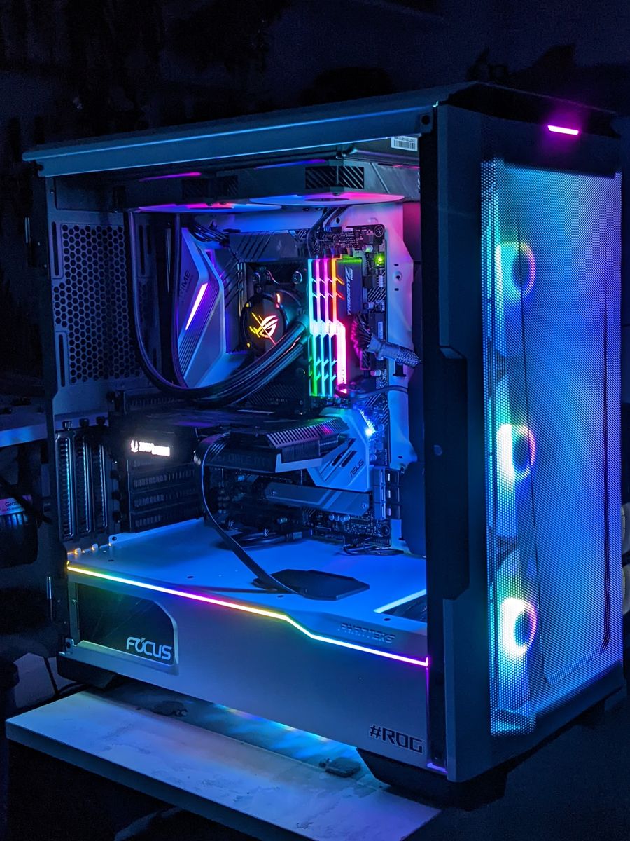 Ordinateur monté par Québec-Hitech : Blanc et RGB