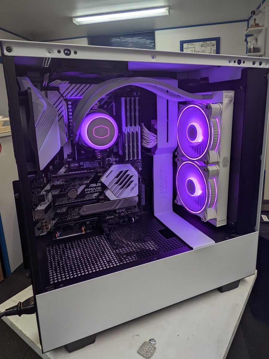 Ordinateur monté par Québec-Hitech : Blanc et mauve