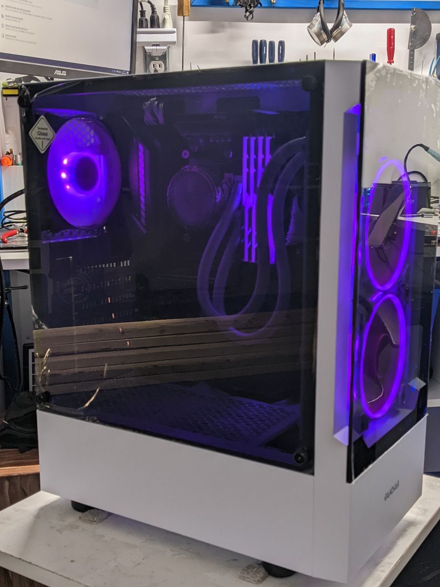 Ordinateur monté par Québec-Hitech : Blanc et violet