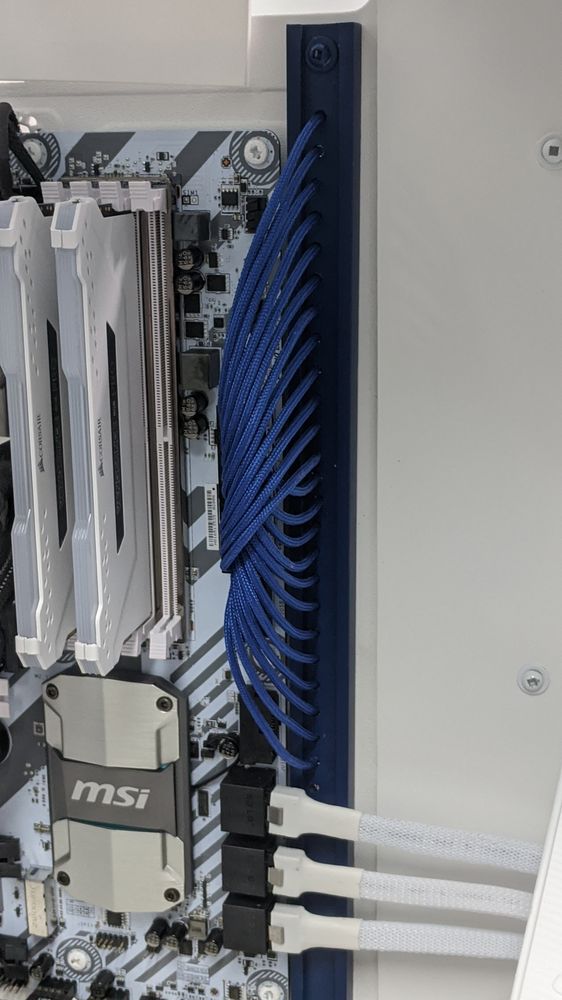 Cooler Master QH pendant : pièces peintes en bleu et blanc
